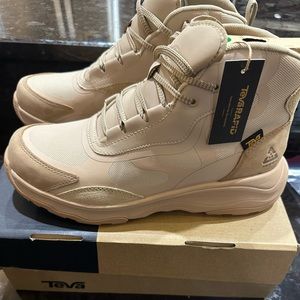 TEVA GEOTRECCA HIKING BOOTS NEW, NEVER WORN!! SIZE 9.5 IN COLOR SESAME/SAND DUNE